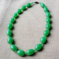 Vintage Green Glass Oval Bead Necklace 44cm 17.3 in Faux Jade Stone Jewelry