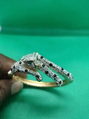 Vtg Two Tone Metal And Crystals, Gold Plated 6,5 Inner Circumference And An Oval