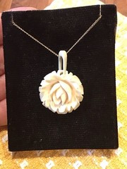 1940s Hawaiian CARVED ROSE PENDANT 12K GOLD FILLED NECKLACE In ART DECO BOX