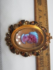 VINTAGE D&E JULIANA AMBER RHINESTONE and ART GLASS CAMEO BROOCH / 2 1/4″ x 2″