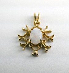Vintage 14k Yellow Gold White Opal Oval Cabochon Pendant 1.3g .75 Inch Length