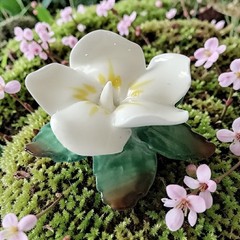 Artone Bone China Gardenia Brooch Pin Flower Floral White England Vintage Dainty