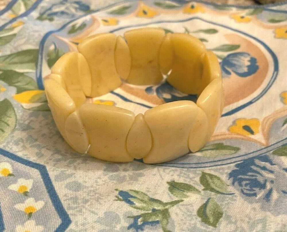 Vintage HONEY JADE? Cold Stone! LUCITE? INTERLINKING Stretch Bracelet- 74 GRAMS!
