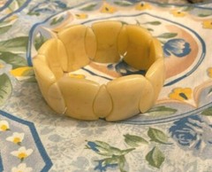 Vintage HONEY JADE? Cold Stone! LUCITE? INTERLINKING Stretch Bracelet- 74 GRAMS!