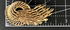 Vintage Crown Trifari Gold Tone 3D Shooting Star Brooch MCM Jewelry Signed 2.25″