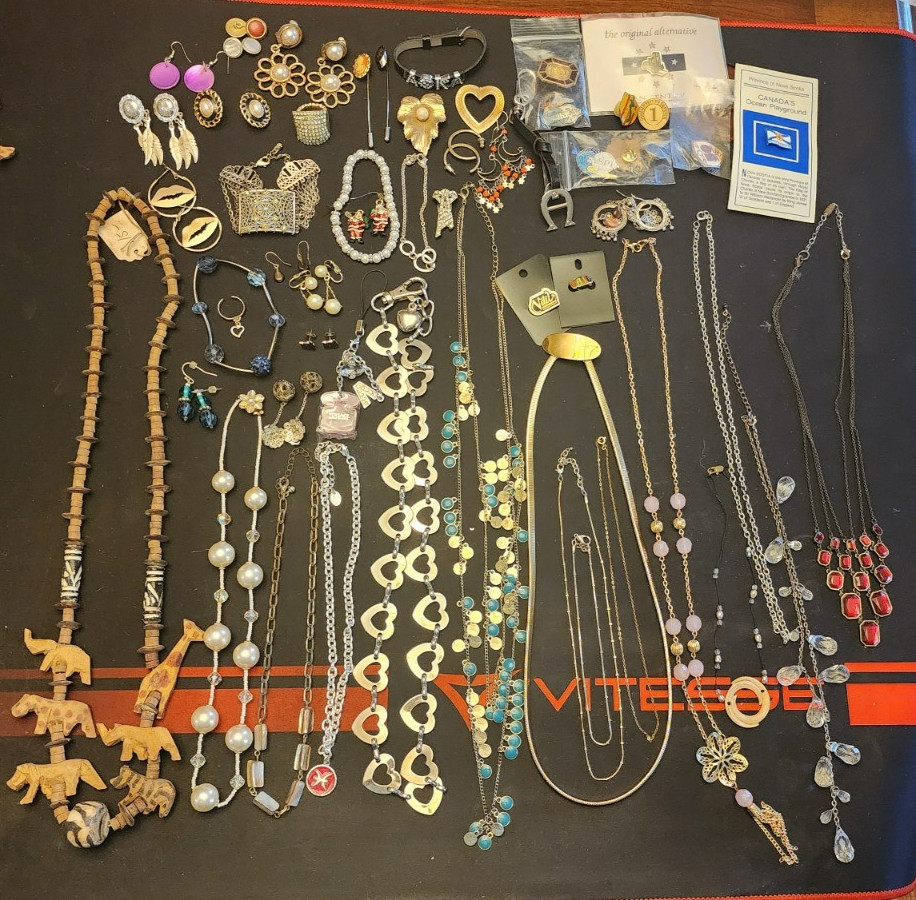 Lot #44 of random estate sale jewelry, Earrings, Necklaces, bracelets, more