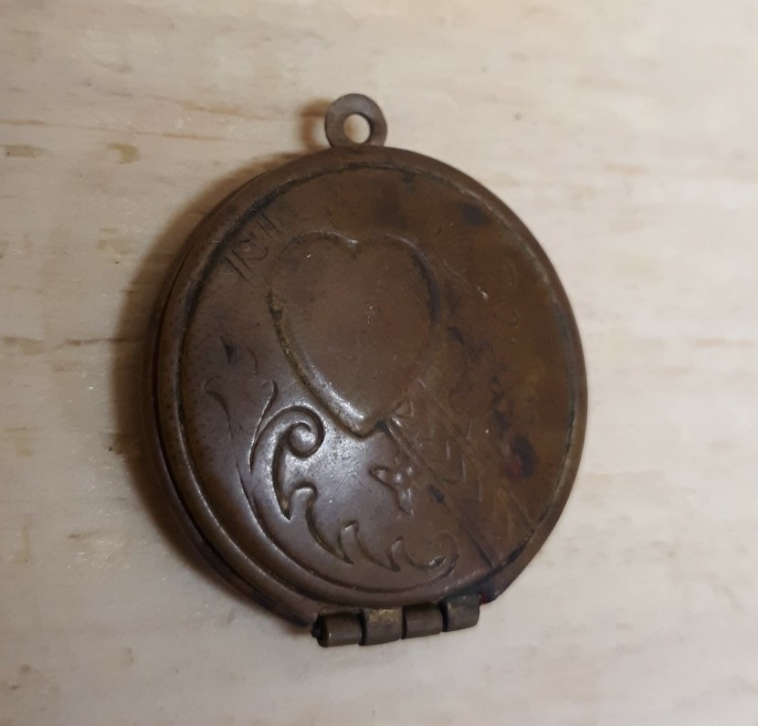 Antique Victorian Vintage Estate Brass Photo Heart Floral 1″ Locket Pendant