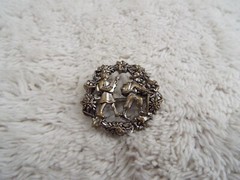 Silvertone Goldtone Hiker Fiddle Player Pin (J14)