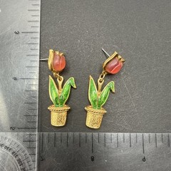 Avon Signed Pierced Earrings Flowers Tulips Gold Tone C41