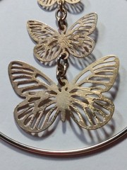 Unique Vintage 18 1/2″ Avon necklace with 2″ dangling ring with varies sized…
