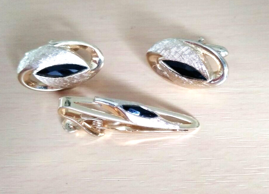 Vintage 1970’s SWANK Textured & Smooth Gold Tone Black Onyx Cufflinks & Tie Bar
