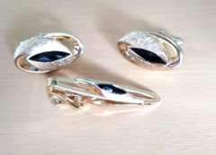 Vintage 1970’s SWANK Textured & Smooth Gold Tone Black Onyx Cufflinks & Tie Bar