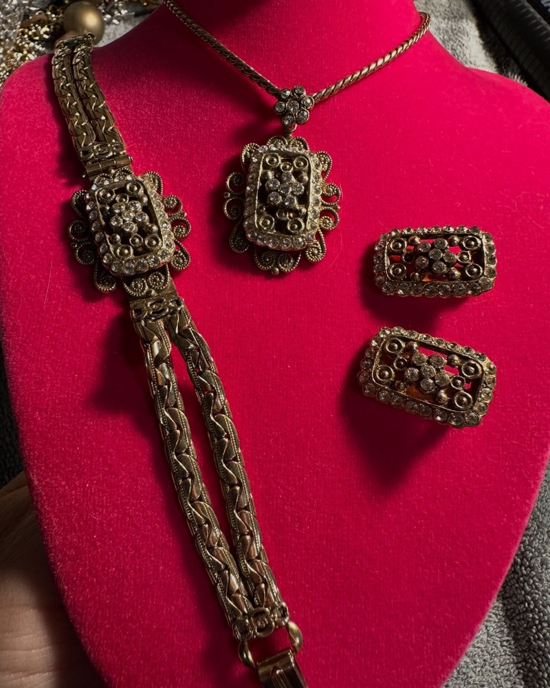 sarah cov jewelry Sarah, Coventry, Queen Victoria, necklace, bracelet, and e