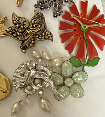 Vintage To Now Lot Of 18 Unsigned (1 signed) Gorgeous Brooch & Pin