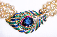Vtg Signed JOMAZ 3 STRAND fauxPEARL NECKLACE Peacock Feather motif/Faux Sapphire