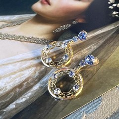 Vtg Sky Blue Glass Rhinestone Screw Back Earrings – Gold Tone – Filigree Circle