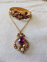 AVON 1974 QUEENSBURY NECKLACE, BRACELET & 2 RINGS