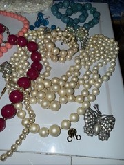 lot 1950s 1960s costume jewelry Necklaces Clip Earrings Pins Brooches Bracelets