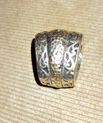 VINTAGE SILVER SCARF SLIDE HAMMERED REPOUSSE’ METAL 40s ESTATE 1 1/8″