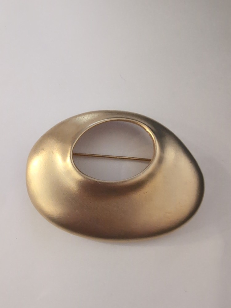 vintage brooch Pin, Circle Oval , Unique Rare, Gold Tone ,Chic
