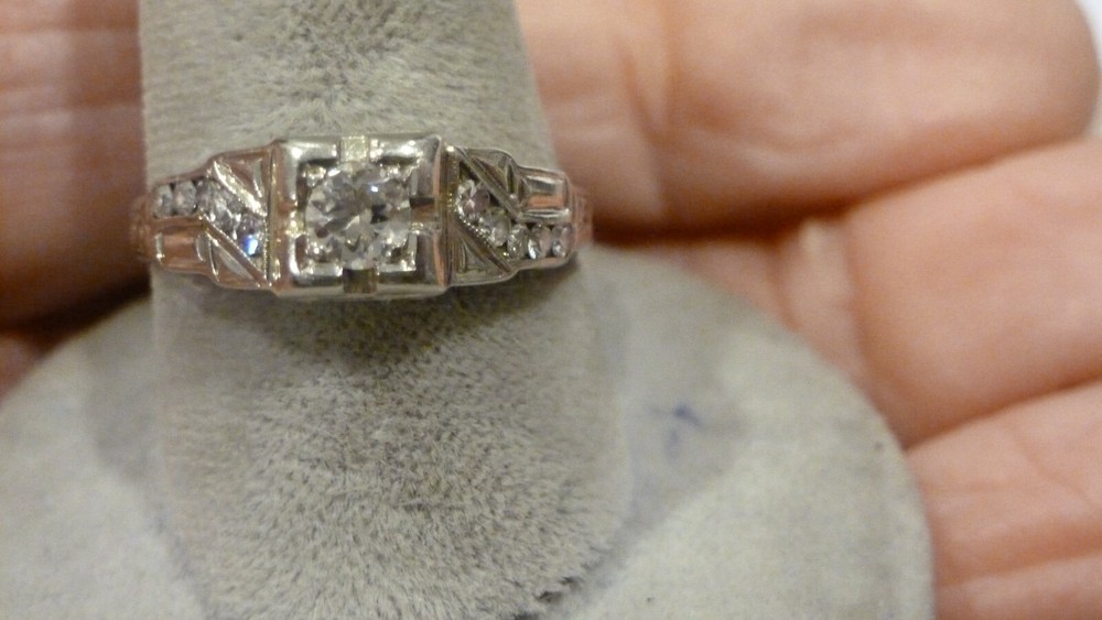 ANTIQUE LADIES 18K WHITE GOLD 40 POINTS TW DIAMOND ENGAGEMENT RING SZ 6 3/4