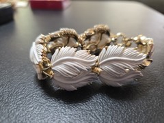 Vintage Lisner 1960 Bracelet With White Lucite Leaves Set On a Goldtone Metal…