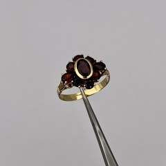 Vintage 18K Yellow Gold Oval Pear & Round Mozambique Garnet Cluster Ring Size 6