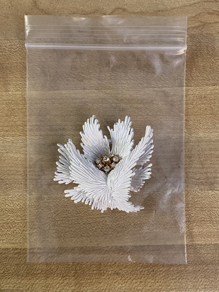 Preowned “CROWN TRIFARI”Brooch White Enamel 7 Rhinestones Check Pictures