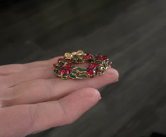 Lauren Conrad Christmas Wreath Brooch Red Rhinestones & Green Enamel Gold Tone