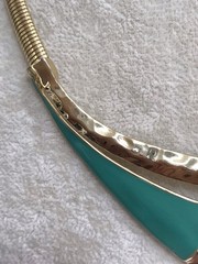 Vintage Hammered Goldtone Teal Enameled Cleopatra Necklace Nonbranded 18”