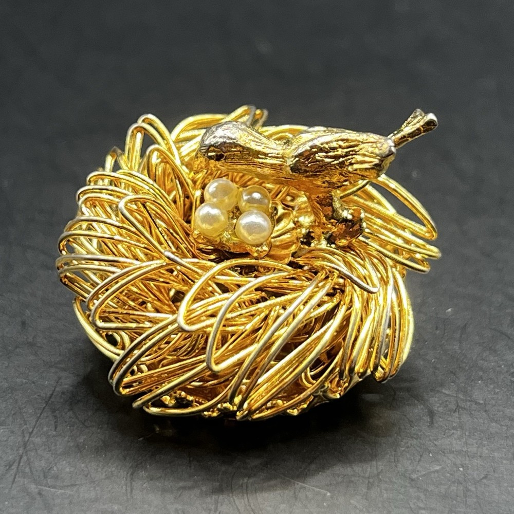 Vintage Gold Tone 3D Mother Bird On Nest With Faux Pearl Wire Work Brooch Pin