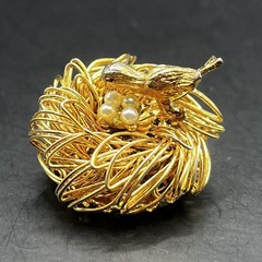 Vintage Gold Tone 3D Mother Bird On Nest With Faux Pearl Wire Work Brooch Pin