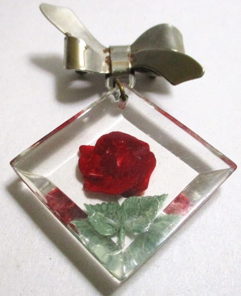 VINTAGE INTAGLIO REVERSE CARVED LUCITE RED ROSE BROOCH PIN W/ SILVERTONE BOW