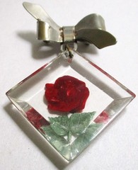 VINTAGE INTAGLIO REVERSE CARVED LUCITE RED ROSE BROOCH PIN W/ SILVERTONE BOW