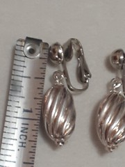 Vintage ribbed oval Silvertone lightweight clip on earrings