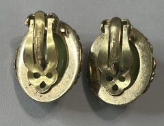WHITING & DAVIS CO Green Cabochon Style Clip Earrings Gold Tone Vintage 3/4″