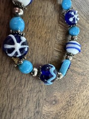 CHRISTMAS THEMED LAMPWORK ART GLASS BEAD STRETCH BRACELET