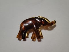 VTG. LIZ CLAIBORNE LC CARVED BROWN LUCITE GOLD TONE HERD/ELEPHANT BROOCH