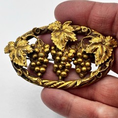 Mid Century Gold Tone Grape Cluster Brooch Pin Vineyard Leaf Vintage 40s-60s