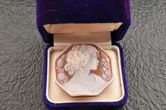 Vintage shell cameo “Girl with a flower hair ornament”, (65.0ct) sign by artist.