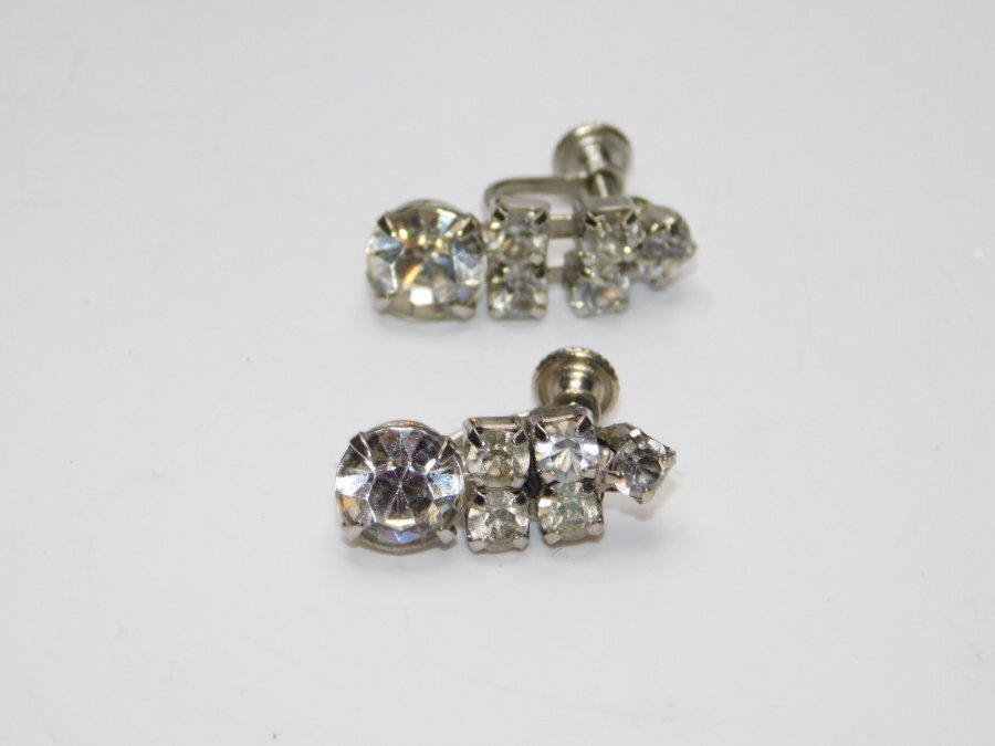 B42-VINTAGE SCREWBACK EARRINGS~SILVER TONE/PRONG SET STONES~CLASSIC