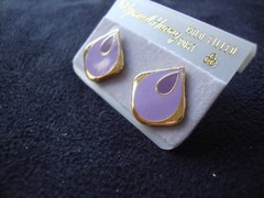 VINTAGE SAMUEL HUANG DESIGNER CLOISONNE RETRO MOD PURPLE & LAVENDER STUD EARRING