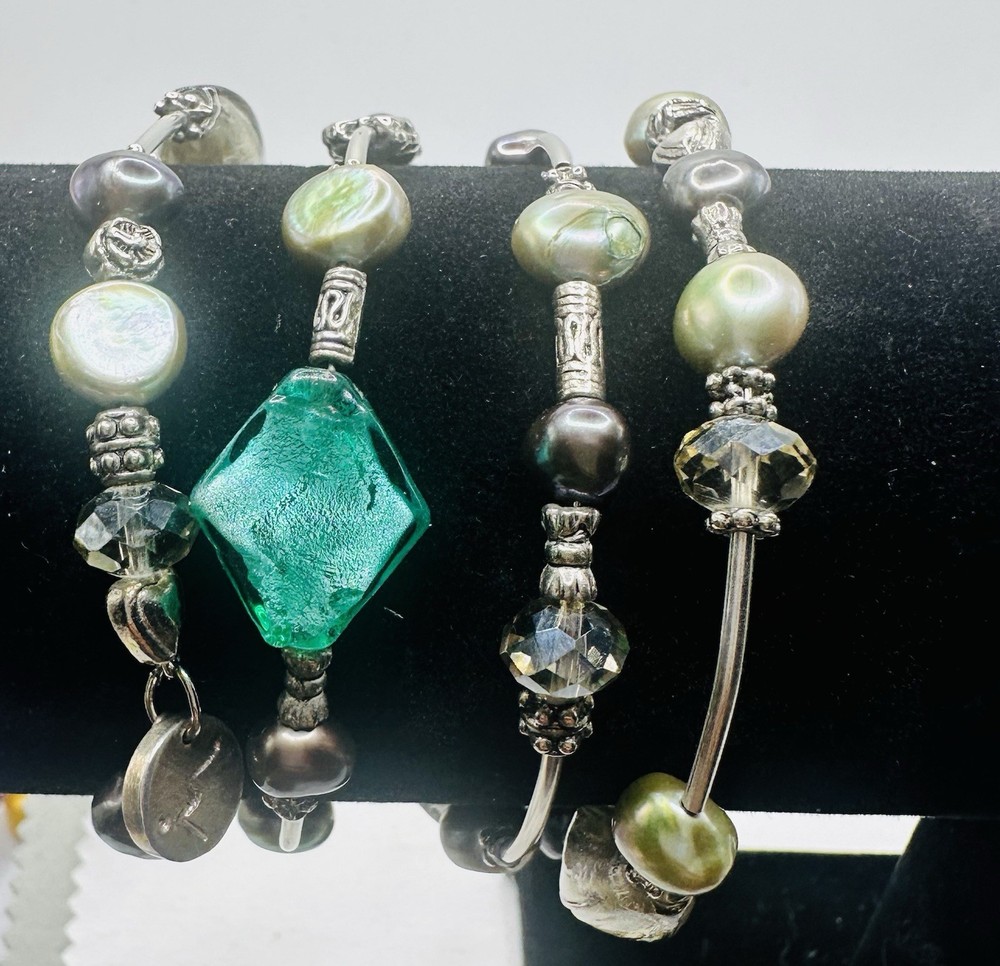 Boho Memory Wire Wrap Bracelet Green Art Glass Beaded Silver Tone Artisan Style