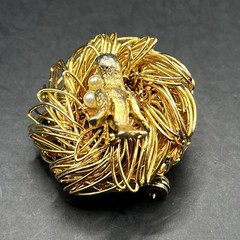 Vintage Gold Tone 3D Mother Bird On Nest With Faux Pearl Wire Work Brooch Pin