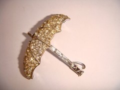 VINTAGE UMBRELLA SHAPE PIN BROOCH PAVE ROUND AND BAGUETTE RHINESTONES ESTATE
