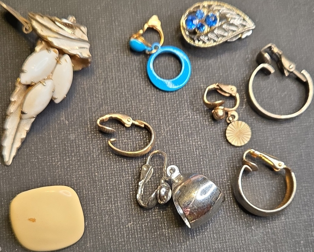 Vintage Mixed Lot Earrings & Brooches Multicolor Mixed Metals Glass Stone, 8 Pc