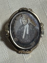 c1850 DAGUERREOTYPE Photo Antique Gold Filled Pin Brooch Woman Banana Curls
