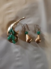VTG Floral Faux Jade Brooch and Earring Set set in Gold Tone With Green Stones
