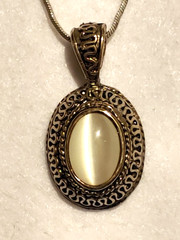 VINTAGE – Gray/White CATS EYE PENDANT – 17.5 in NECKLACE SILVER TONE CHAIN