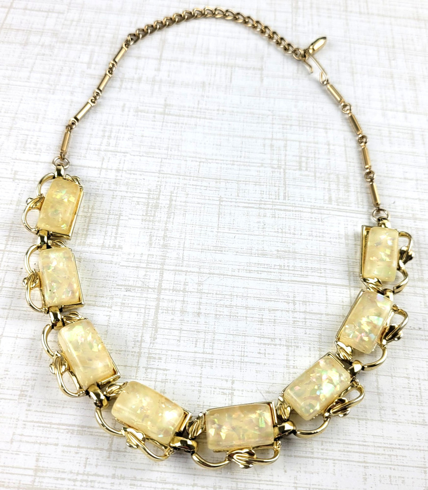 Vintage Cream Faux Mop Confetti Thermoset Lucite Gold Tone Choker Necklace 16″